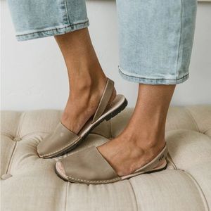 Pons Avarca classic style leather sandal in grey Size 8 Fits like 9